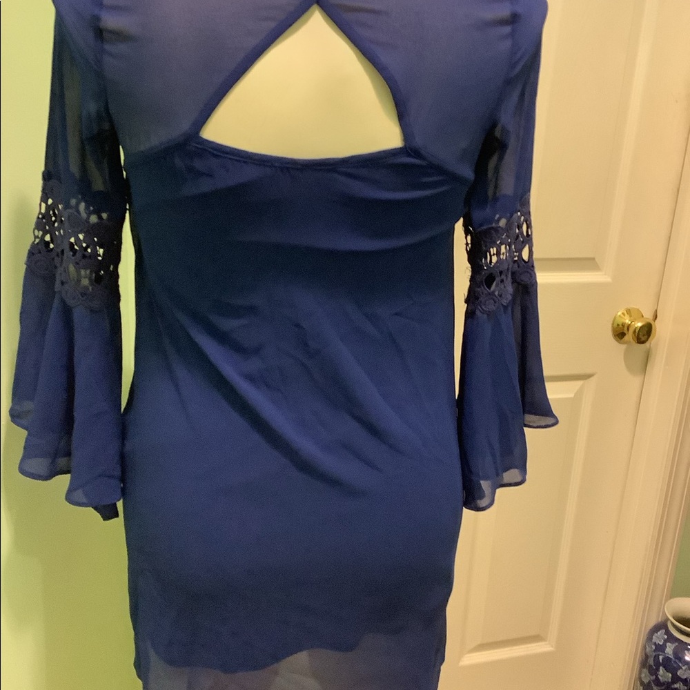 Beautiful dress w/design lace in sleeve - Picture 2 of 4